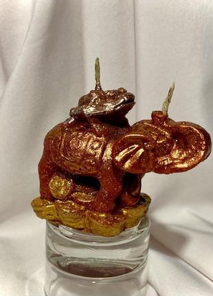 🔥 🕯️свеча программная 💰 🐘слон, стоящий на золотых монетах, на спине которого сидит лягушка!🐸