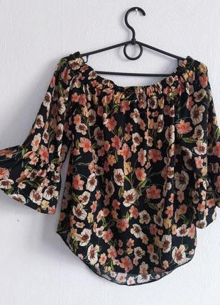 Атласная блуза на плечи в цветочный принт