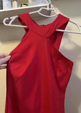 Платье красное с вырезом