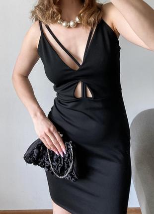Вечернее черное платье с v-вырезом