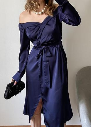Сатинова вечірня сукня синього кольору