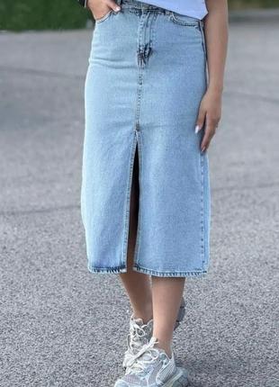 Длинная джинсовая юбка с разрезом спереди