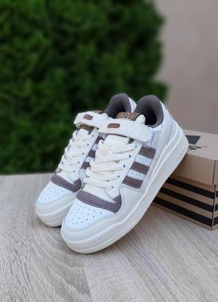 Женские кроссовки adidas forum low beige brown адидас форум бежевого с коричневым цветами