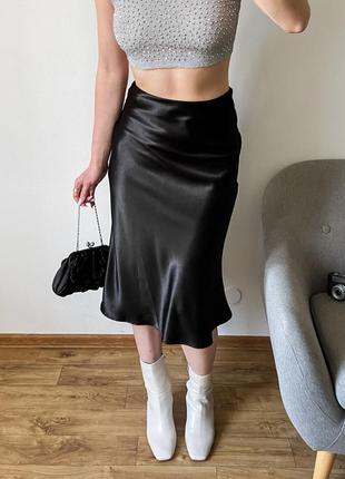 Черная сатиновая юбка миди