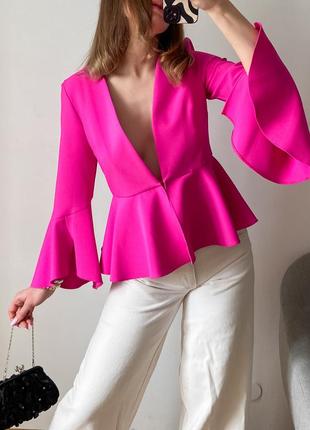 Приталенный розовый пиджак с кокеткой