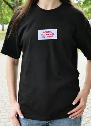 Чорна оверсайз футболка зі змінними нашивками "цитати"