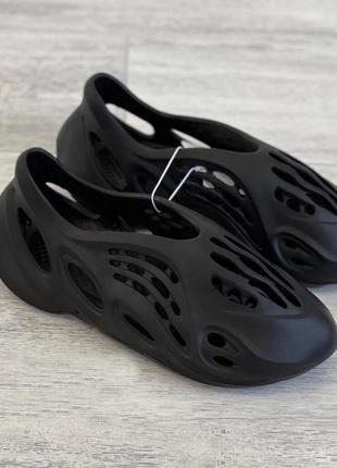 Жіночі кросівки тапочки adidas yeezy foam runner чорні повномірні