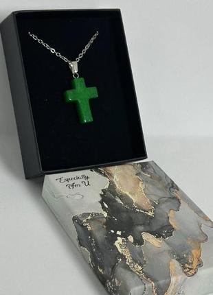 Подвеска крест из камня в подарочной упаковке зеленый