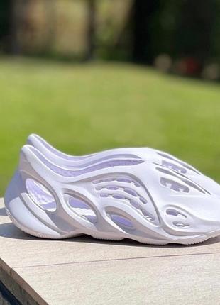 Кросівки тапочки adidas yeezy foam runner білі повномірні