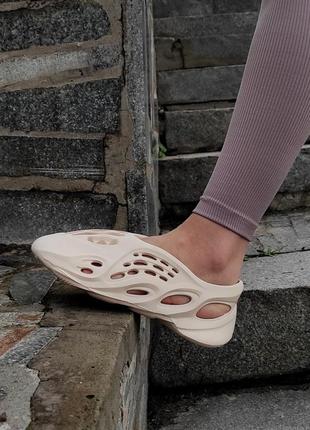 Кроссовки тапочки adidas yeezy foam runner бежевые полномерные