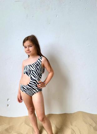Детский стильный черно-белый купальник на одно плечо и вырезом на талии  для пляжа и бассейна