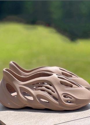Жіночі кросівки тапочки adidas yeezy foam runner колір шоколад повномірні
