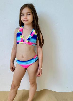Дитячий купальник в яскраву смужку для дівчинки.