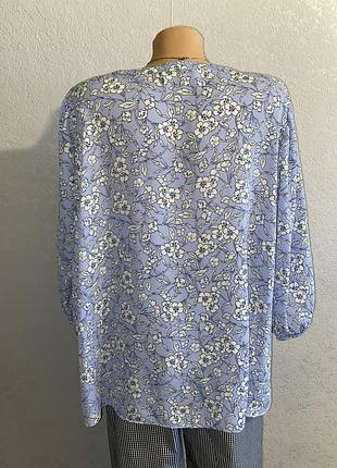 Голуба блузка в квітковий принт 24 розміру