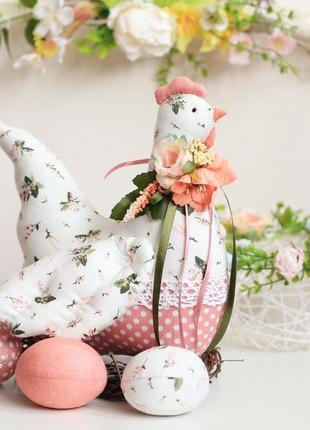 Весняна (великоднева) композиція -курочка  з яйцями  рожево-коралова