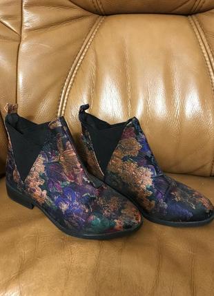Красиві черевички з текстилю нові