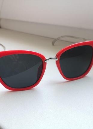 Червоні сонцезахисні окуляри