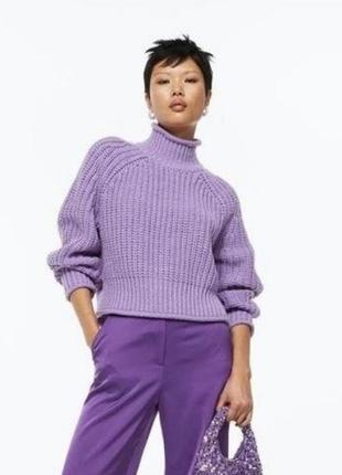 Теплый сиреневый свитер гольф под шею xs женский стильный в составе шерсть зимний объемный крупная вязка укороченный крой шерсть джемпер кофта