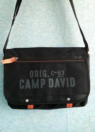 Чоловіча сумка на широкому плечевому ремені.
camp david.