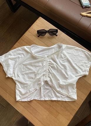 Белый кроп-топ / футболка с утяжкой ткань под прошву sheen