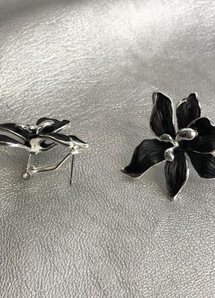 Сережки жіночі у формі чорної квітки