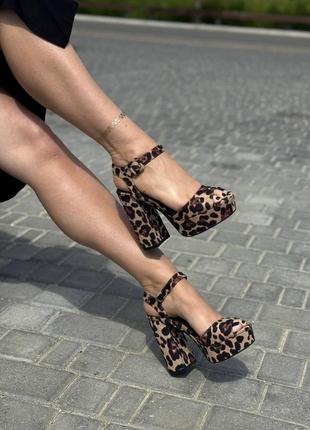 Женские леопардовые босоножки на платформе и высоком широком каблуке