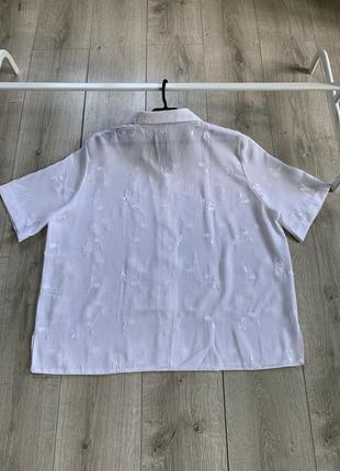 Белоснежная блуза рубашка с вышитыми цветками по ткани батал