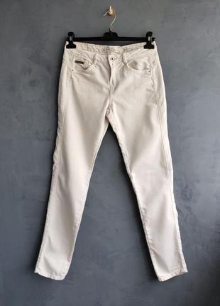 Белые джинсы bershka