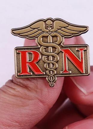 Медицинская брошь брошка пин значок металл кадуцей медицина rn registered nurse