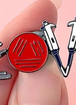 Медицинская брошь брошка пин любовь love микроскоп химия лаборатория анализы
