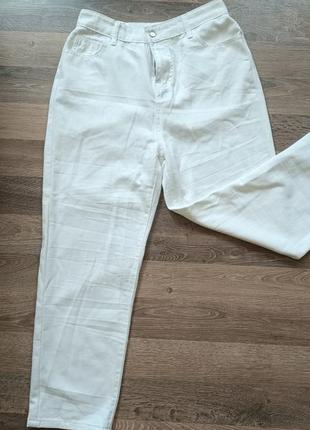 Новенькие, стильные, белые женские джинсы