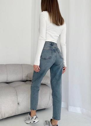 Женские джинсы мом высокая посадка красиво садятся по фигуре