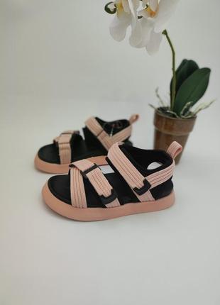 Дитячі сандалі для дівчаток