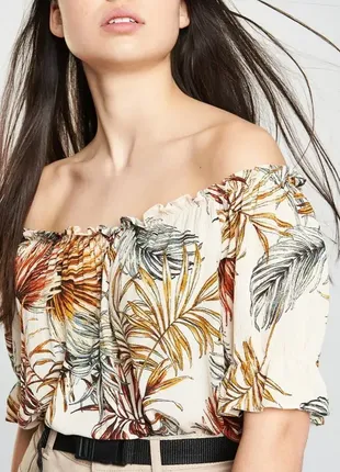 Новая легкая блуза на плече в тропический принт