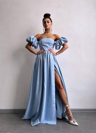 Блакитна сукня максі з розрізом на спідниці та об'ємними рукавами