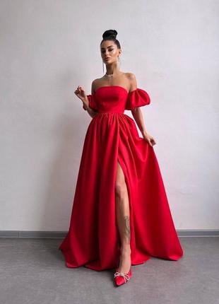 Червона сукня з розрізом на спідниці та об'ємними рукавами