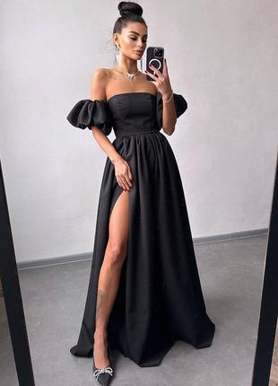 Чорна сукня максі з розрізом на спідниці та об'ємними рукавами