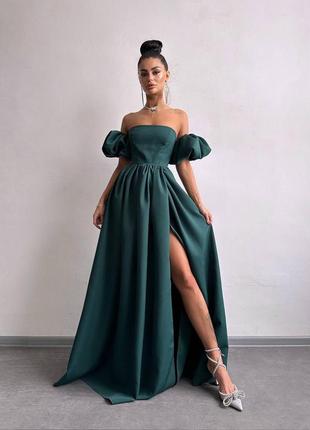 Изумрудное платье с разрезом на юбке и объемными рукавами