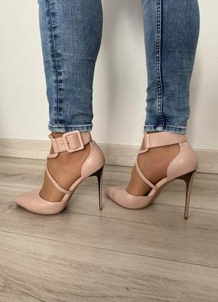 Жіноче шкіряне взуття  glossi на підборах