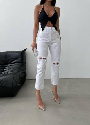 Ефектні рвані mom jeans у білому кольорі з блискучими камінчиками