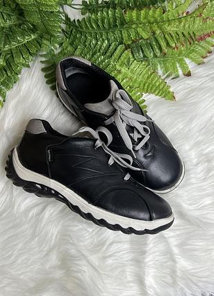 Кроссовки в новом состоянии