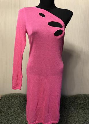 Сукня міді рожевого(малинового) кольору на одне плече рукав з фігурними вирізами. легка, приємна до тіла та секси.  віскоза. розмір м.