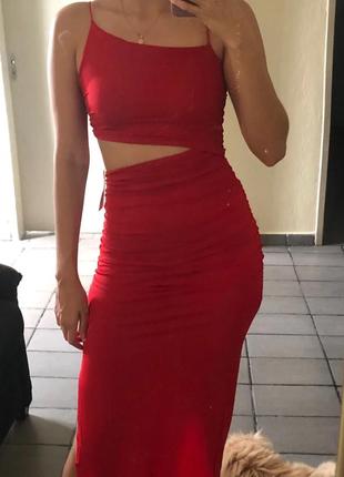 Платье красное с вырезом