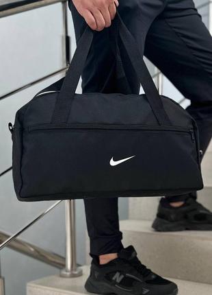 Небольшая спортивная черная сумка nike