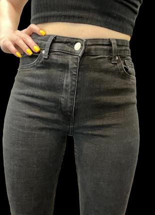 Джинсові джинси кльош на високу дівчину