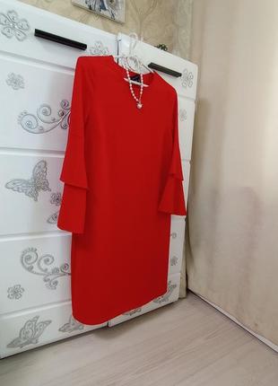 Платье красное до колен рукав с рюшами.