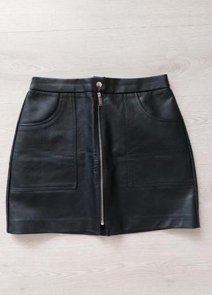 Мини юбка черная из экокожи stradivarius, размер l (eur 40)