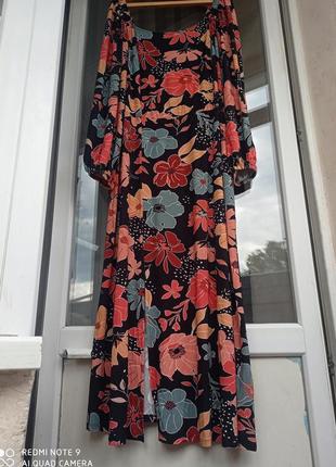 Длинное платье с разрезом в цветочный принт