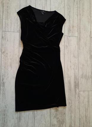 Черное бархатное платье с драпировкой
