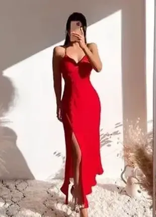 Ярко красное атласное платье миди